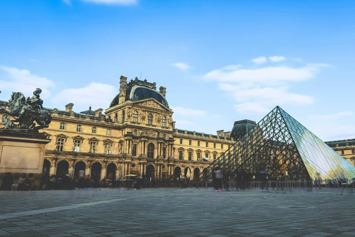 Paris Uçak Bileti